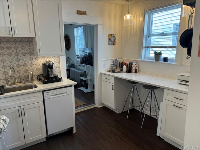 Building Photo - 593 Piermont Ave