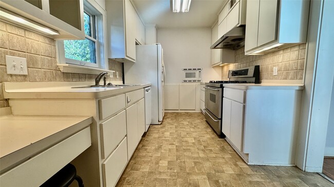 Building Photo - 2406 Elmen St