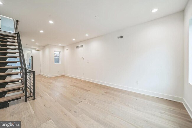Building Photo - 1309 S 32nd St