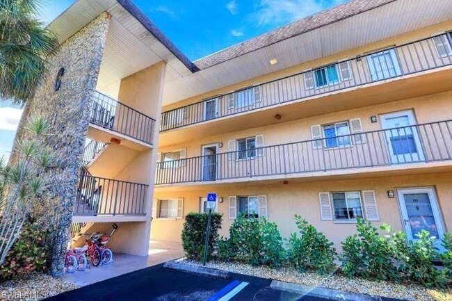 Building Photo - 5651 Rattlesnake Hammock Rd