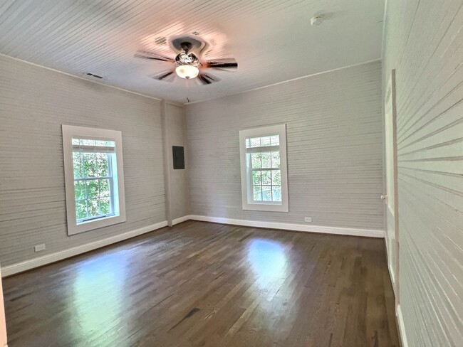 Building Photo - Spacious & Attractive 2 BR 2.5 BA in Great...