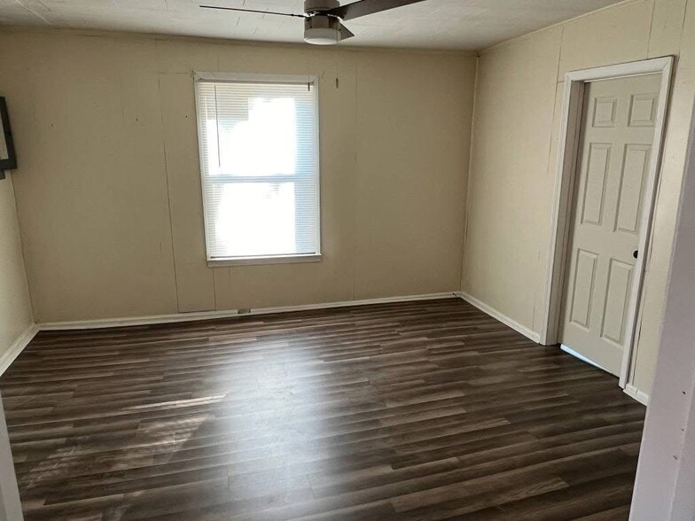 Building Photo - 607 Hall St
