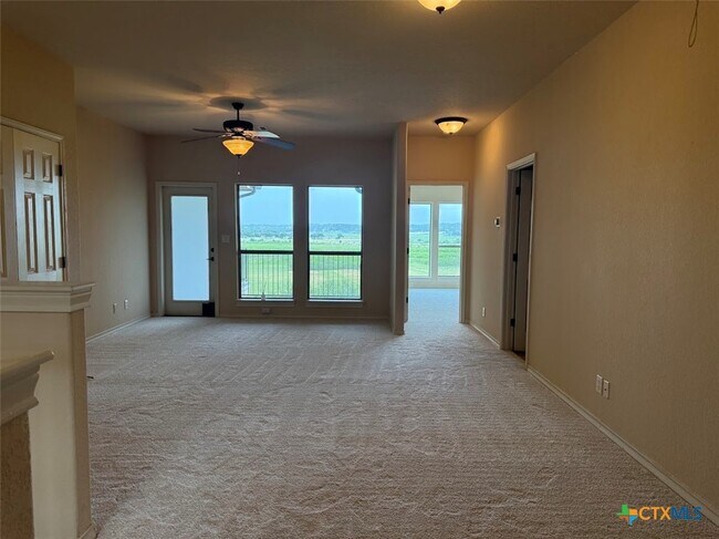 Building Photo - 976 Parkview Dr