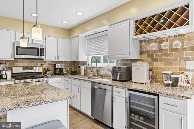Building Photo - This beautiful 3-bedroom townhome is nestl...