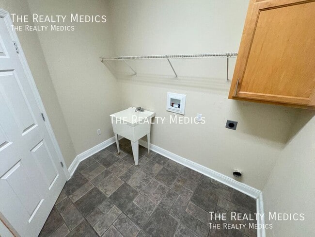 Building Photo - 2737 Scarborough Dr