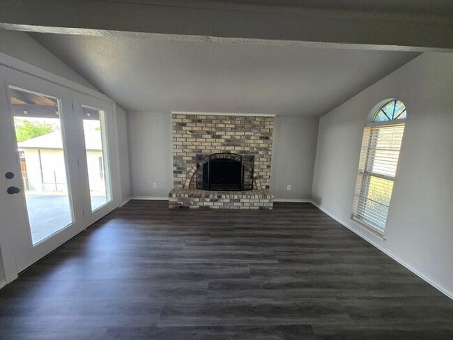 Building Photo - Hilltop 3 Bedroom, 2 Bath, 2 Car Garage Pr...