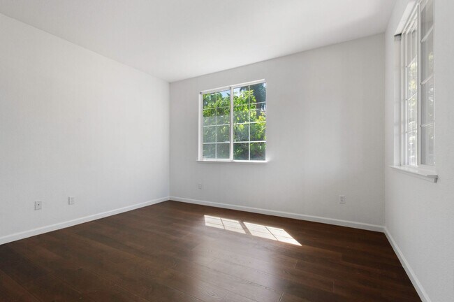 Building Photo - Grand 5-Bedroom Estate — Space, Style & Sophistication