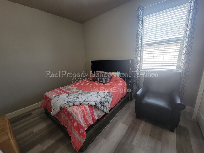Building Photo - 4801 Pinehurst Dr