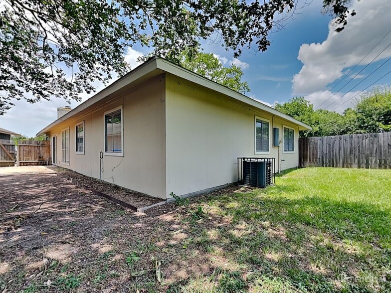Building Photo - 17803 Glenmark Dr