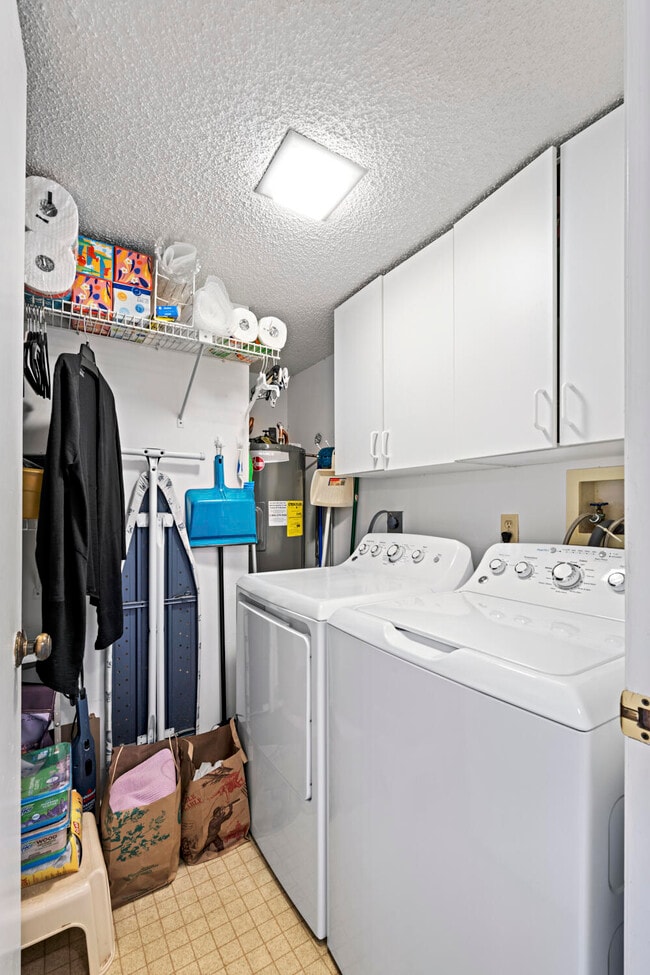 Building Photo - 5153 Oakhill Ln