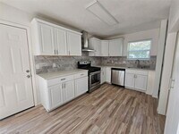 Building Photo - 105 E Wavy Oak Cir