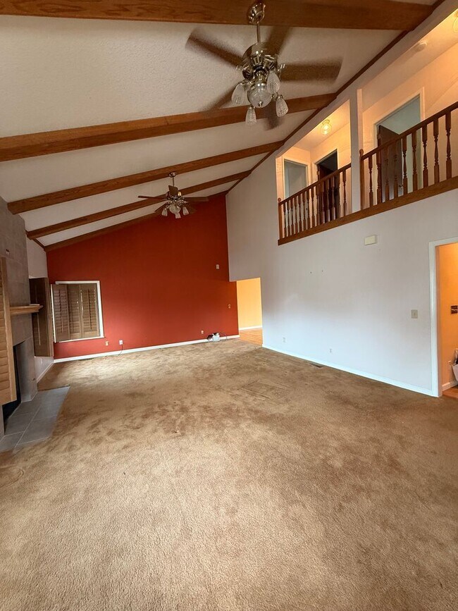 Building Photo - Beautiful expansive home for lease