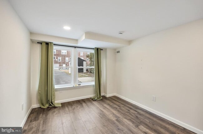 Building Photo - 113 W Albertson Ave