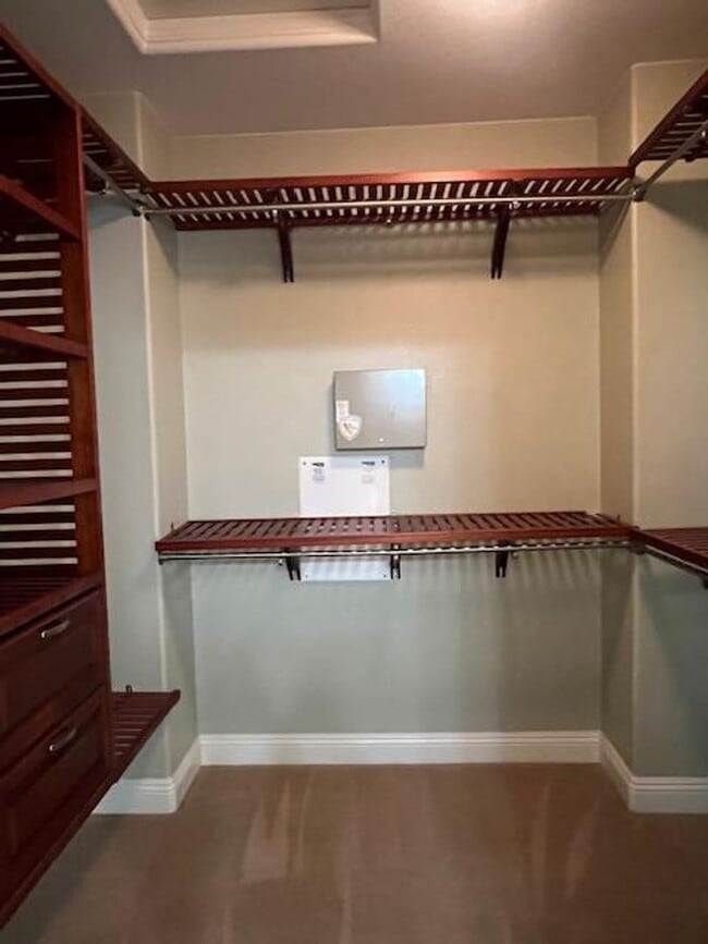 Building Photo - STUNNING & SPACIOUS 4 BEDROOM IN W. ROSEVI...