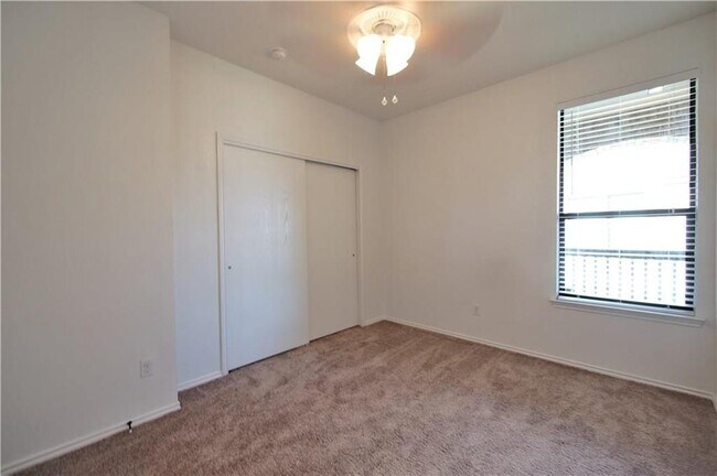 Building Photo - 2204 Old Sterling Rd