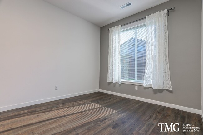 Building Photo - Single level 4 Bedroom 2 Bathroom Home in ...