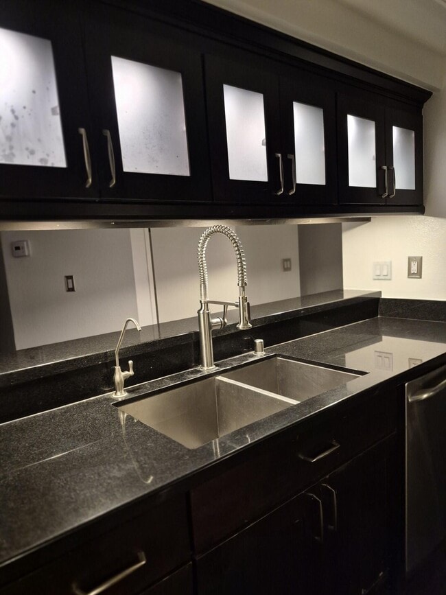 Building Photo - 600 W 9th St