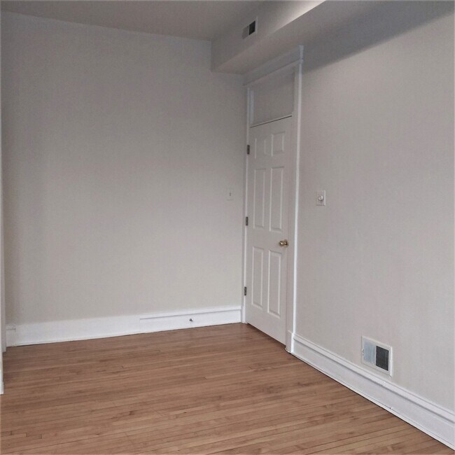 Building Photo - 3800 N Wilton Ave