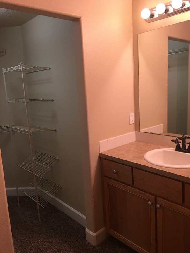 Building Photo - Single level home in Foxborough!