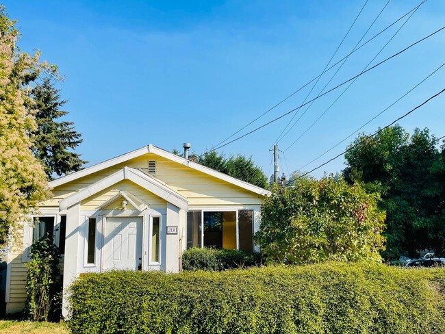 Building Photo - Massive House with Elegant Finishes in Madison Valley!