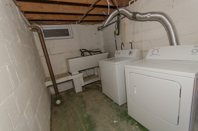 Building Photo - Spacious 3 bedroom, 1 bath Home - Available July 2026!