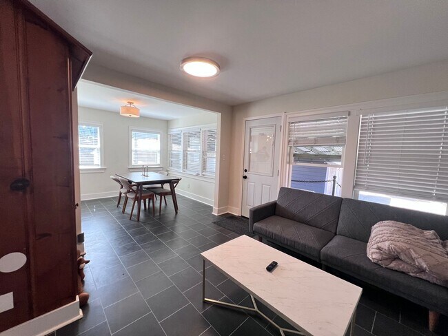 Building Photo - Fully Updated Home in San Leandro Available for Rent!!