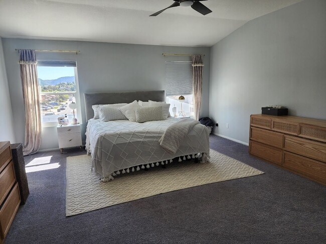 Building Photo - Gorgeous Home with 5 Bedrooms, 3 Baths, So...