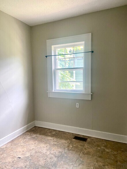 Building Photo - 420 10th Ave S