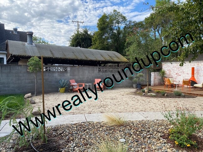 Building Photo - Three bed, Two Bath Home By UOP