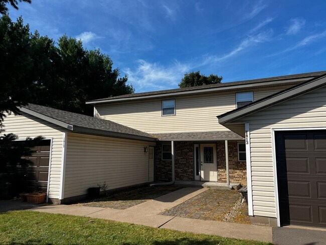 Building Photo - 1613 Redwood Dr