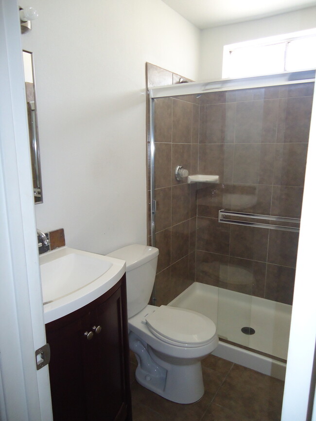 Building Photo - 4 Bedroom 2 Bathroom- Gilbert & Southern