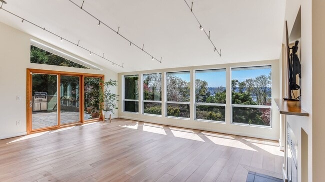 Building Photo - 5bd/5ba Mercer Island Home