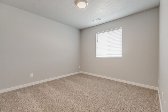 Building Photo - Now Leasing this Meridian Townhome!  Great...