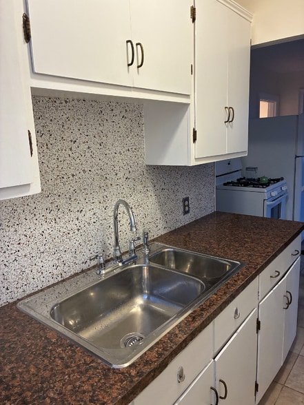 Building Photo - 255 Budlong Rd