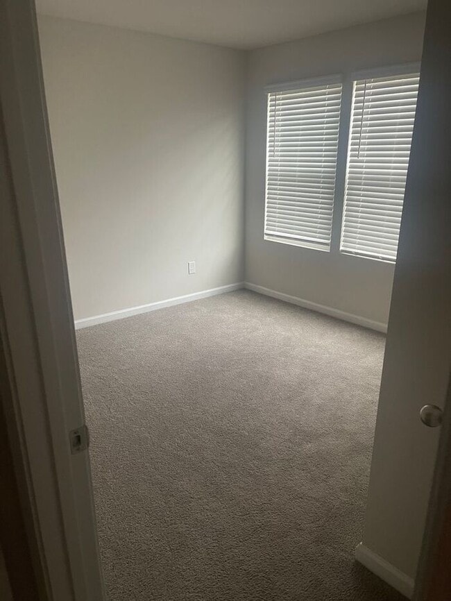 Building Photo - Luxury Living