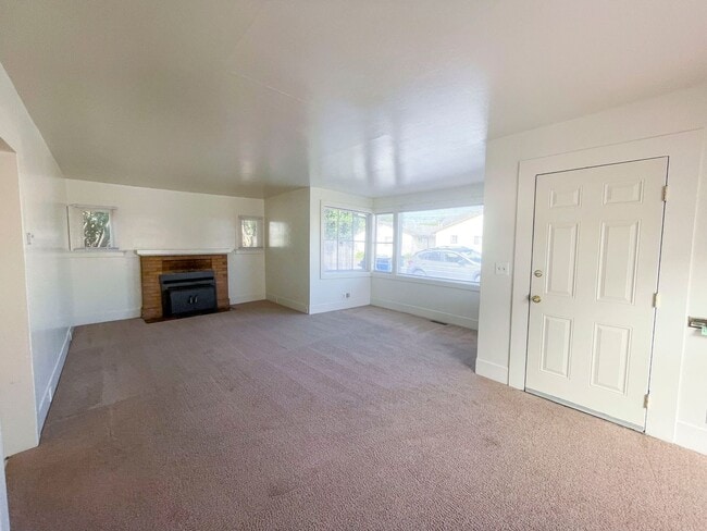 Building Photo - Pet-friendly Craftsman Home!