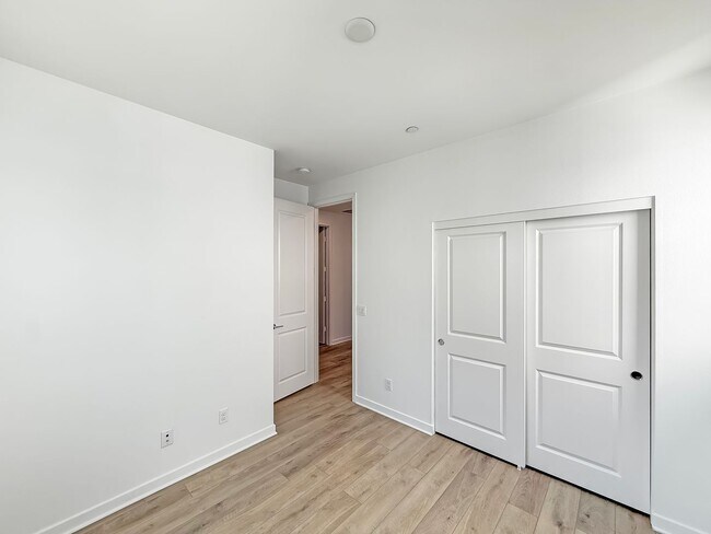 Building Photo - 3B/2.5BA Townhome in Mission Valley Now Av...