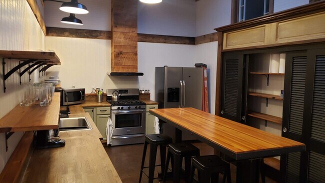 Building Photo - 1/2 off 1 month-Charming Industrial 4 Bedroom/4 Bathroom Apartment in Pigtown, MD!