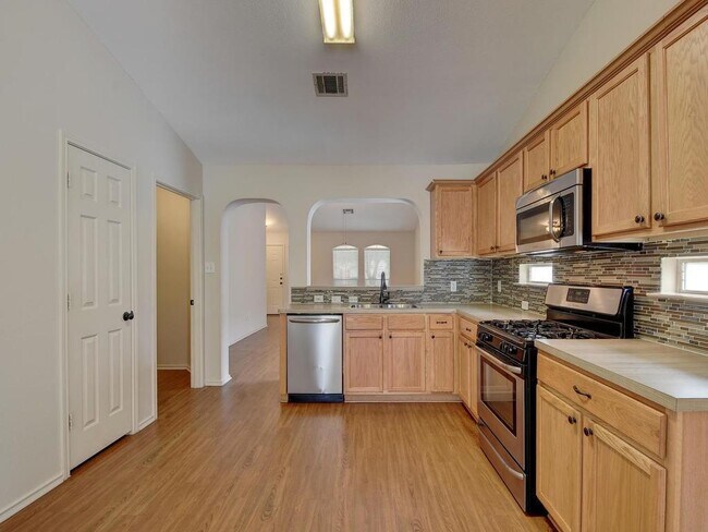 Building Photo - 136 Strawn