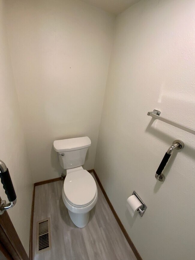 Building Photo - 3 Bedroom Single Story Home Available Near...