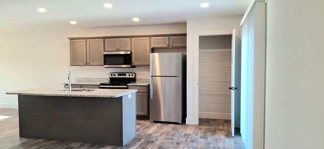Building Photo - 3 Bedroom 2.5 Bathroom Available in Elizab...
