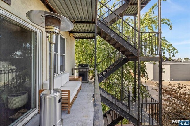 Building Photo - 180 19th St