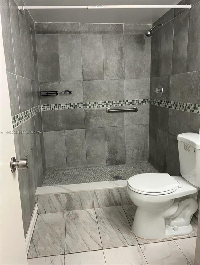 Building Photo - 830 NE 199th St