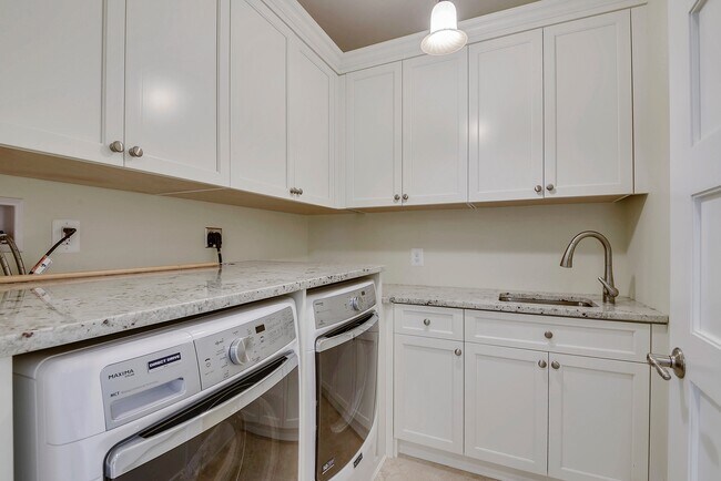 Building Photo - 5br Bethesda Home for Rent