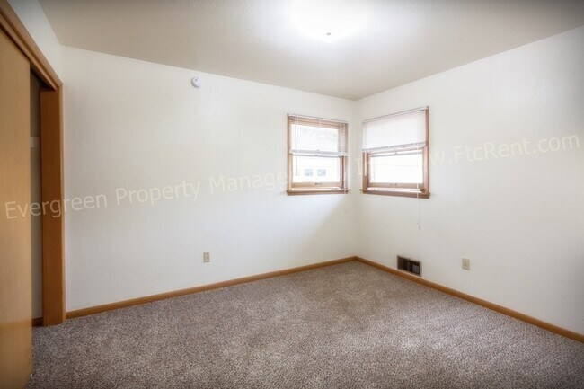 Building Photo - 1004/1006 Cragmore Dr.