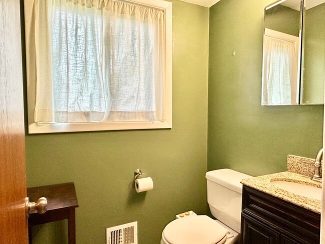 Building Photo - 5 Bedroom 2.5 Bathroom! Parking! Pets Welc...