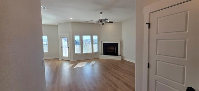 Building Photo - 921 Round Top St