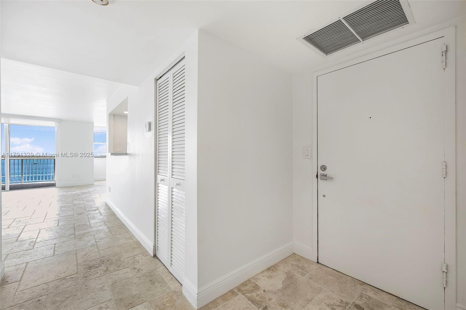 Building Photo - 1420 Brickell Bay Dr