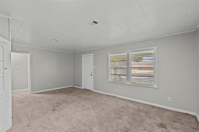 Building Photo - 1916 N Logan St