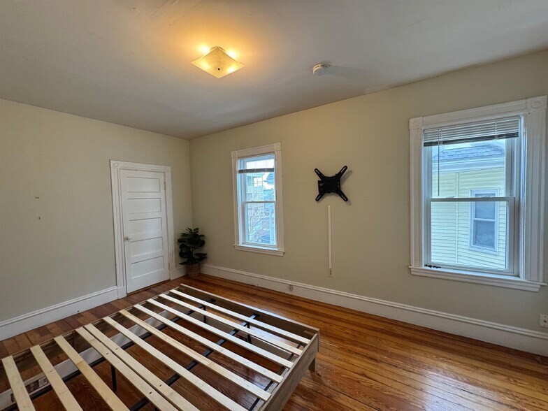 Building Photo - 22 Spencer Ave